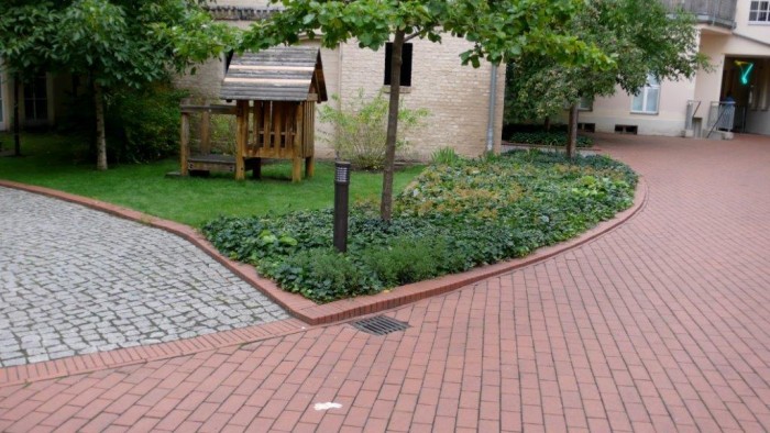 Решетка стоков ливневой канализации Ливневая канализация в парке