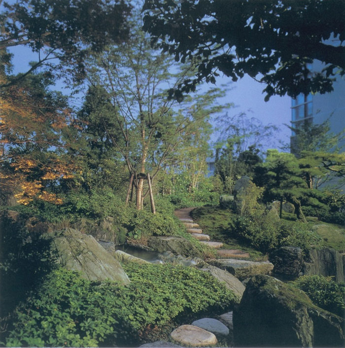 Холмистый сад в японском садовом стиле
