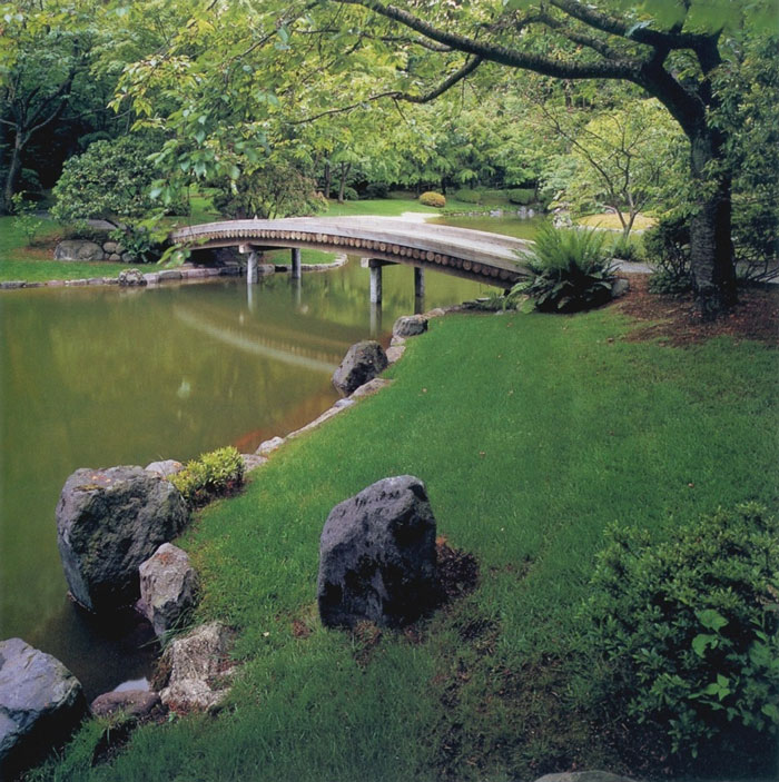 Деревянный мостик из деккинга в японском саду